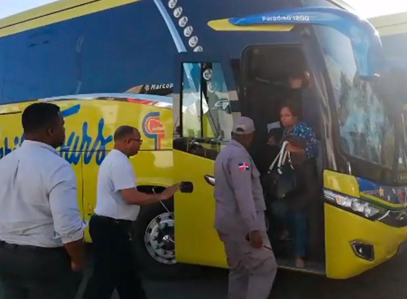 Chofer de Caribe Tours mata a motorista de un tiro; trasladan guagua con todo y pasajeros al Palacio de la Policía