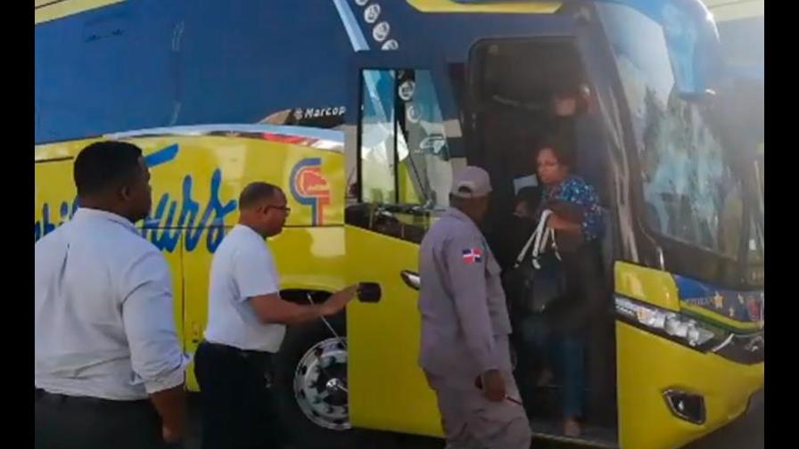 Chofer de Caribe Tours mata a motorista de un tiro; trasladan guagua con todo y pasajeros al Palacio de la Policía