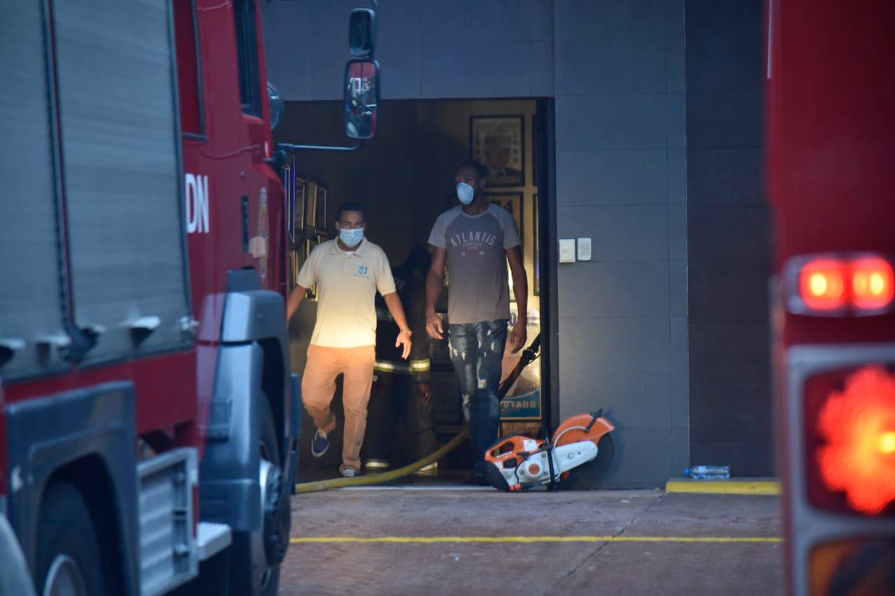 El incendio afecta a las instalaciones de Carivisión, estudio de televisión de Julito Hazim.