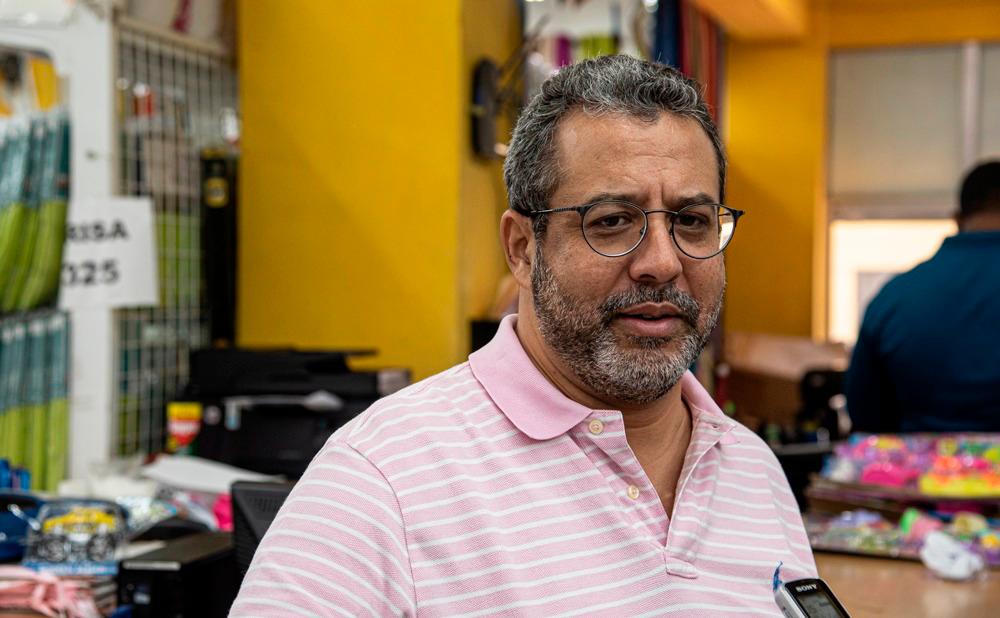 Carl Luna, ejecutivo de la tienda La Bomba de la avenida Duarte