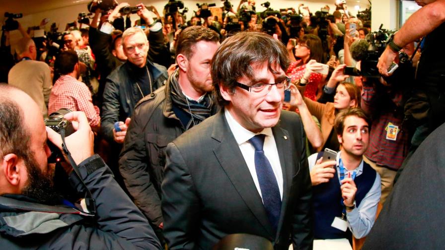 Expresidente de Cataluña queda en libertad pero no puede salir de isla italiana