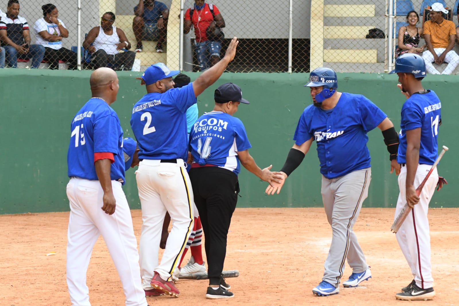 Carlos Cruz (Bambán) es saludado por sus compañeros,  después de conectar cuadrangular, en la victoria del equipo Hermanos Durán sobre Buena Vista II. (Prensa Asadina/Martín Ávila María)