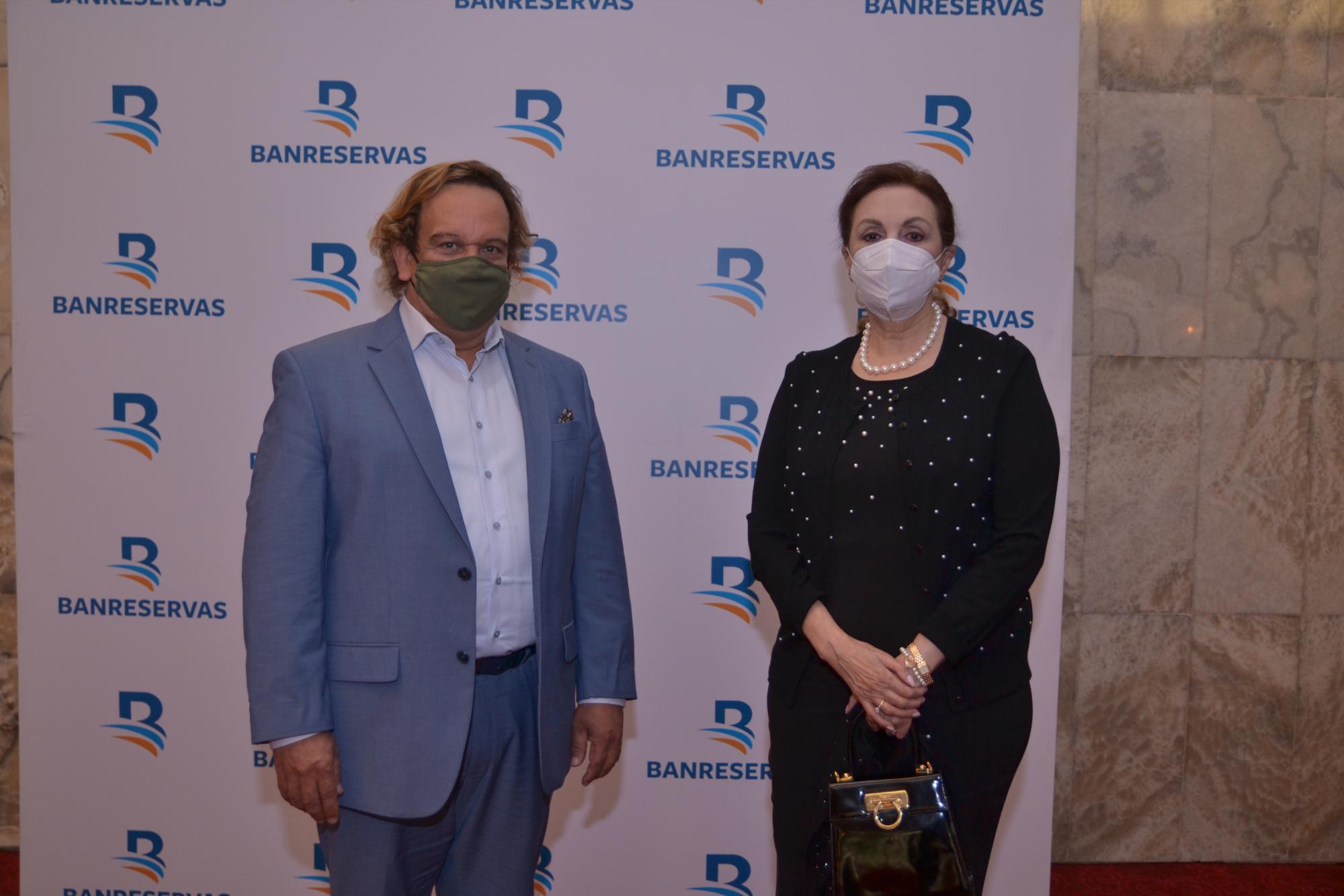 El director del Teatro Nacional, Carlos Espinal, junto a Rita Espaillat de Valdez, de la Fundación Amigos del Teatro Nacional. Foto: Suministrada