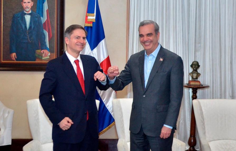 Presidente Abinader recibe al vicepresidente del Banco Mundial, Carlos Felipe Jaramillo