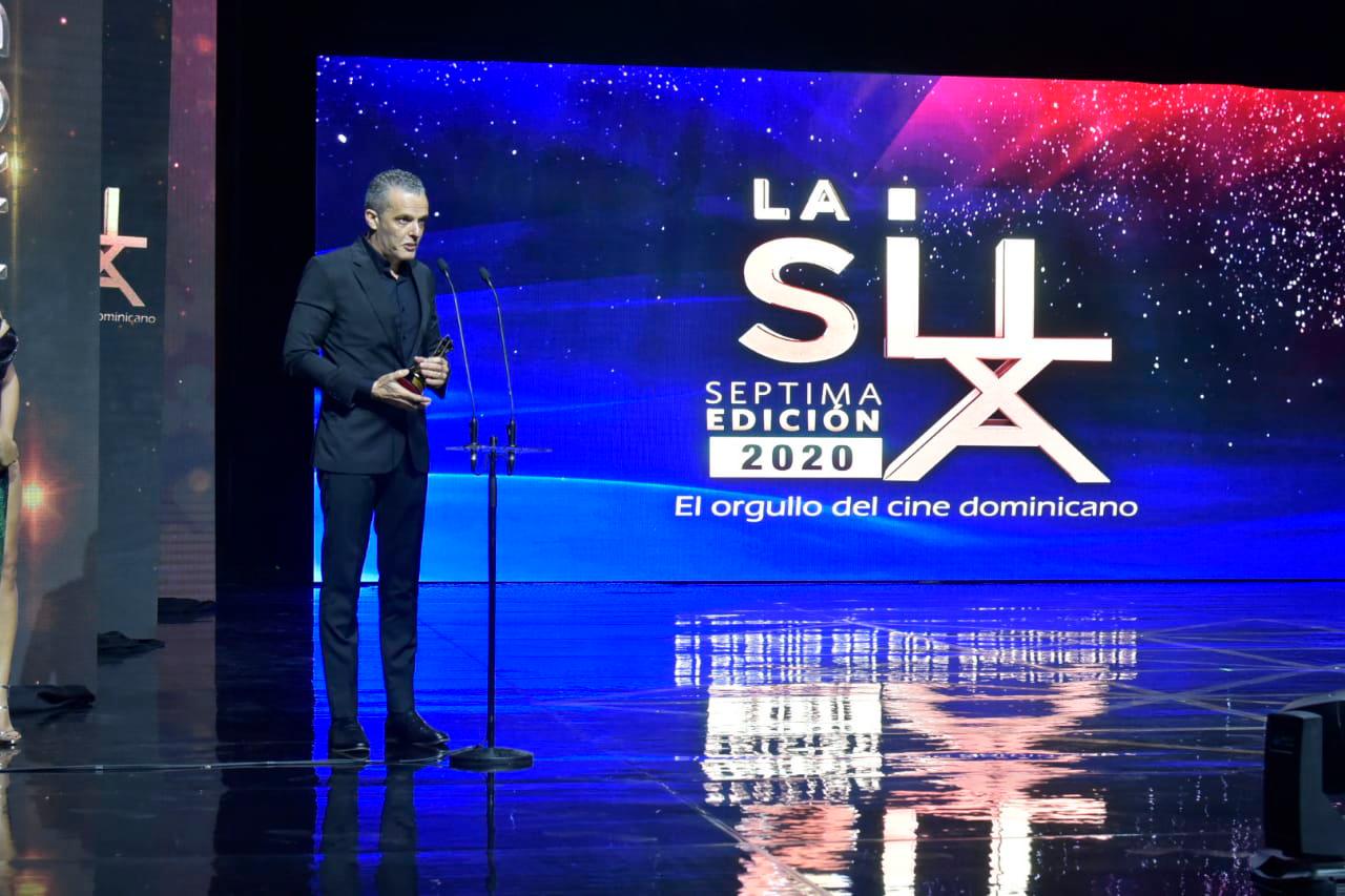 Carlos Germán recibe el premio como mejor productor por La Isla Rota.