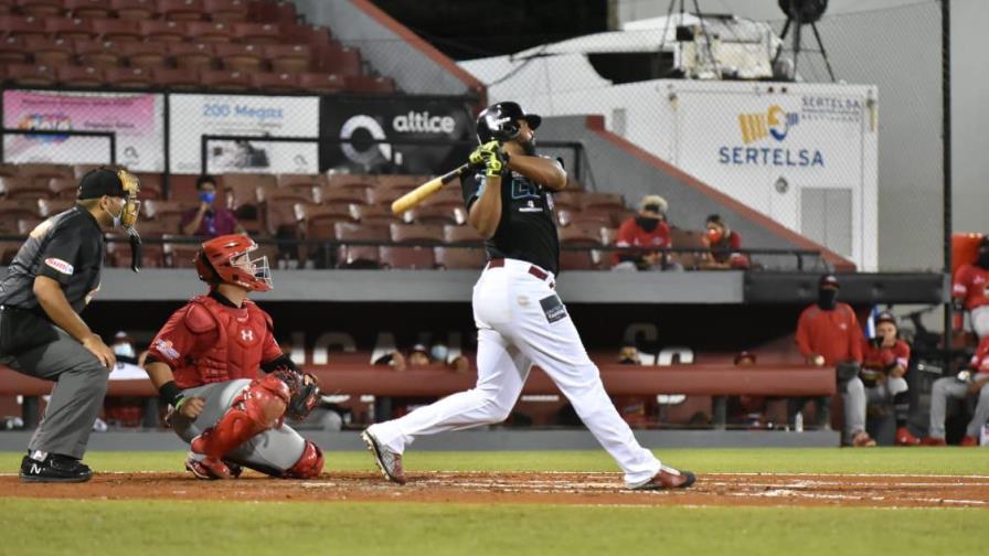 Los Gigantes estropearon a los Leones con jonrones de Peguero, Francisco y Paulino