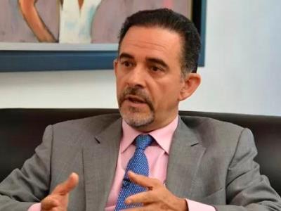Abogado Carlos Salcedo presenta poemario