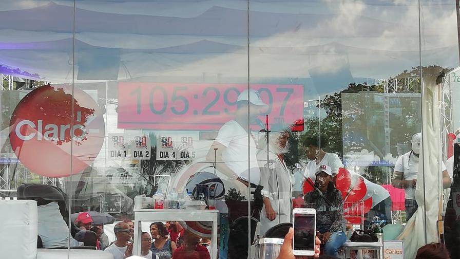 En VIVO: Carlos Silver completa las 106:07:18 cantando sin parar