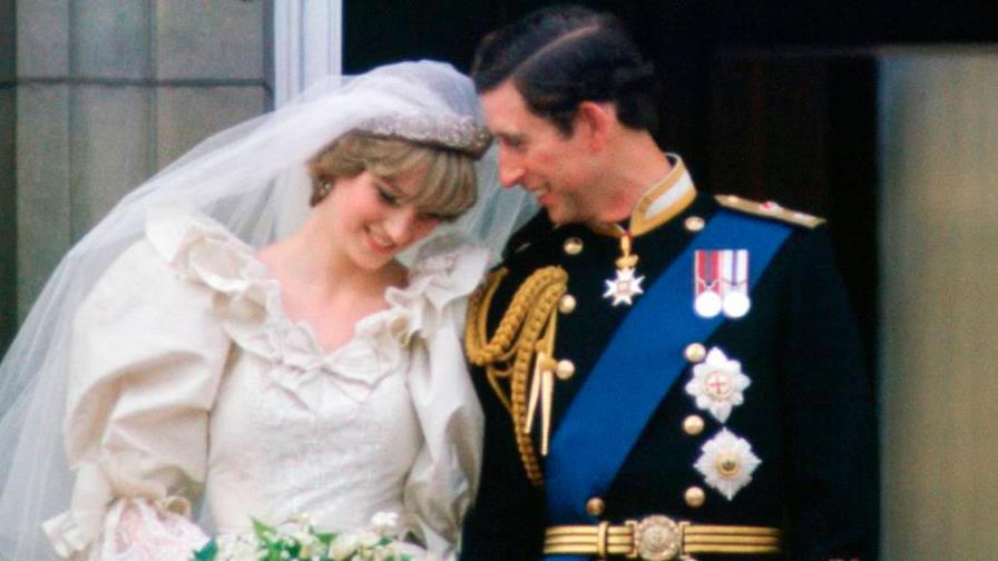 Un pedazo del pastel de bodas de Carlos y Diana vendido por más de 3,000 dólares