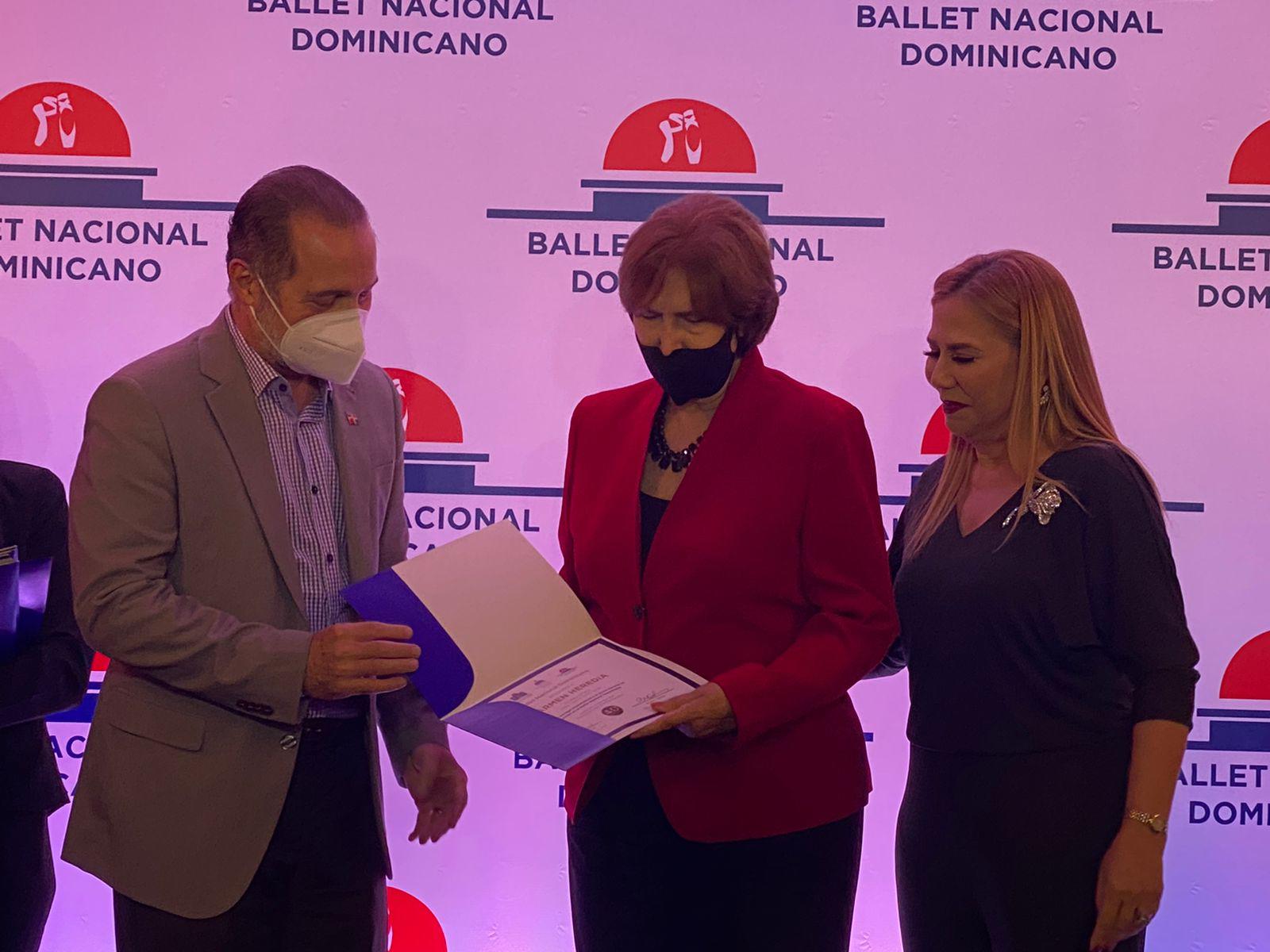 Mario Lebron y Alina Abreu reconocen a exministra de Cultura Carmen Heredia, exdirectora del Ballet Nacional Dominicano. Severo Rivera