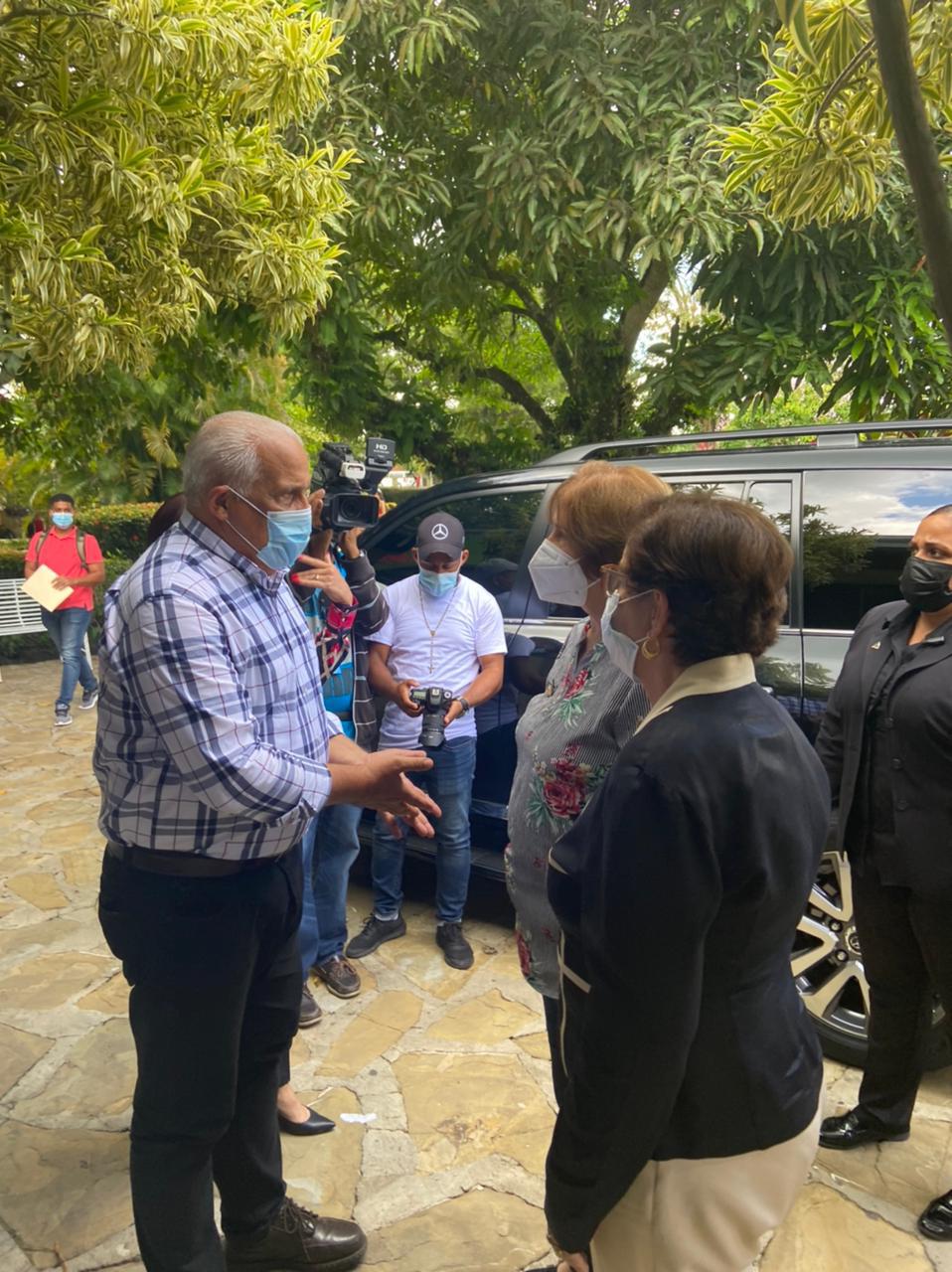 Jaime David Fernández, presidente de la Asociación para el Desarrollo de la provincia Hermanas Mirabal recibe a la ministra en la Casa Museo de las Hermanas Mirabal. Fuente externa