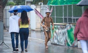 Lluvias aguan la fiesta del carnaval en Santiago; es aplazado para este sábado