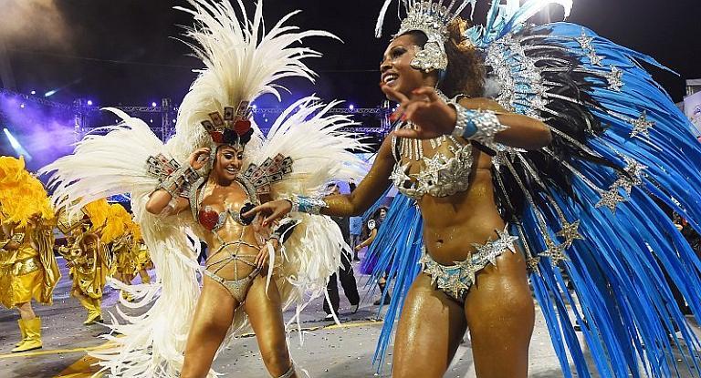 Comparsas callejeras comienzan la fiesta a 50 días del Carnaval de Río