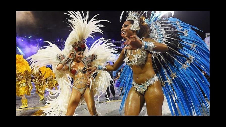 Comparsas callejeras comienzan la fiesta a 50 días del Carnaval de Río