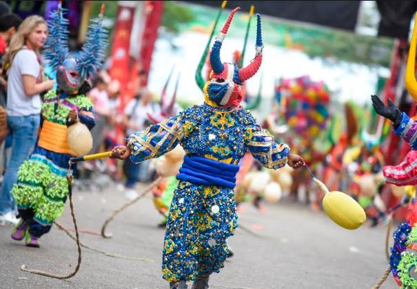Tercer domingo de carnaval imprime magia y esplendor a las calles de La Vega y Santiago