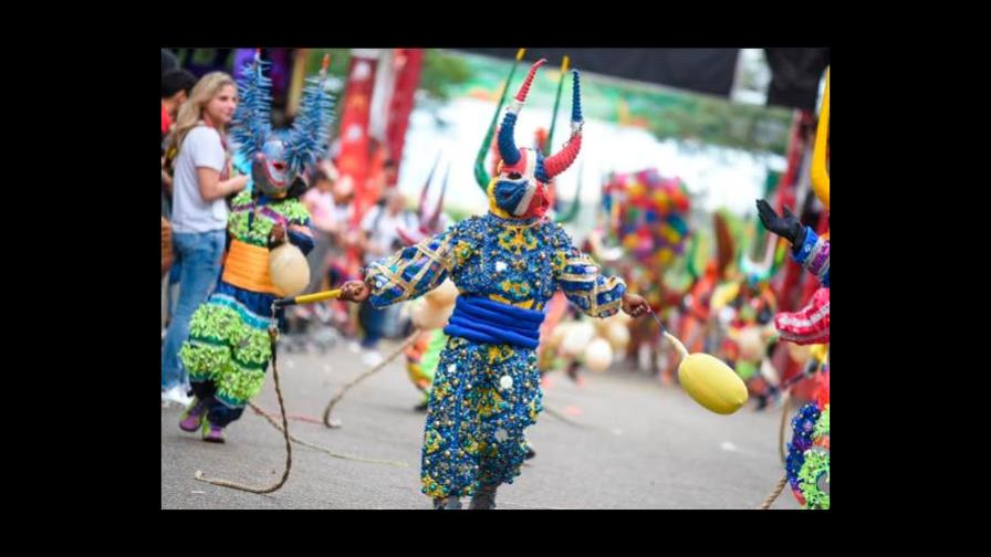 Tercer domingo de carnaval imprime magia y esplendor a las calles de La Vega y Santiago