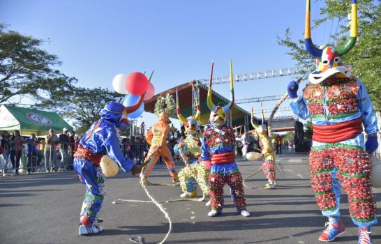 El Cibao vibra de alegría al inicio del carnaval