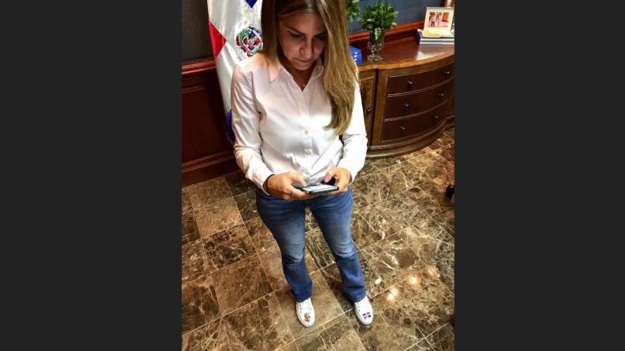 Así son los tenis Dolce & Gabbana de Carolina Mejía, de los que todos hablan Así son los tenis Dolce & Gabbana de Carolina Mejía, de los que todos hablan