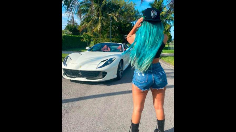 Fue el sueño de su vida: El lujoso Ferrari que Karol G presume orgullosa en sus redes sociales Fue el sueño de su vida: El lujoso Ferrari que Karol G presume orgullosa en sus redes sociales