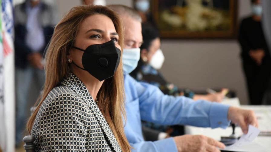 Carolina Mejía explica propuesta para homenajear a víctimas y personal médico por el COVID-19 Carolina Mejía explica propuesta para homenajear a víctimas y personal médico por el COVID-19