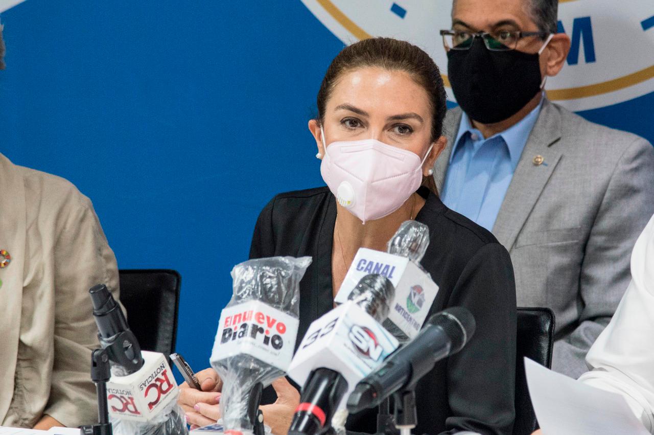 Carolina Mejía durante la firma del acuerdo.