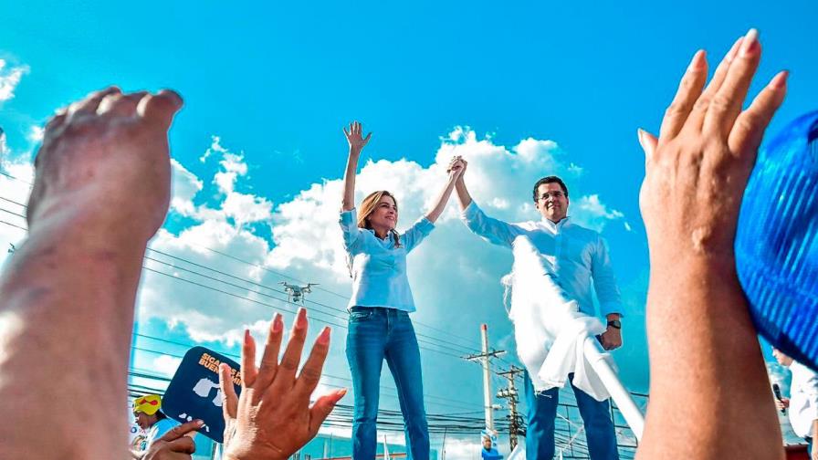 David Collado acompaña a Carolina Mejía en su cierre de campaña