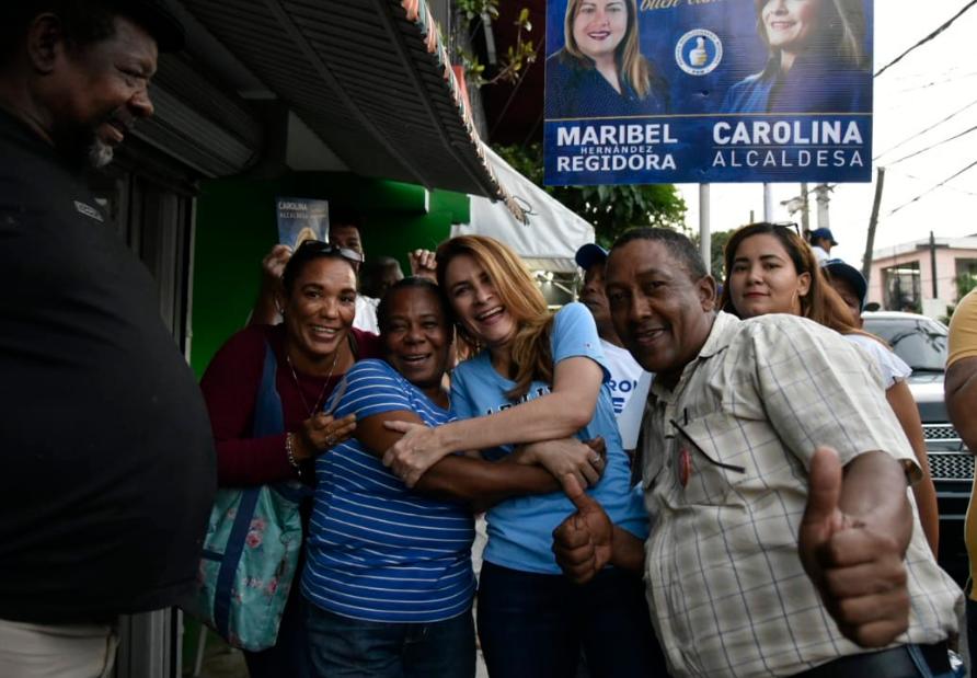 Decenas de personas salieron de sus casas a intercambiar un abrazo.