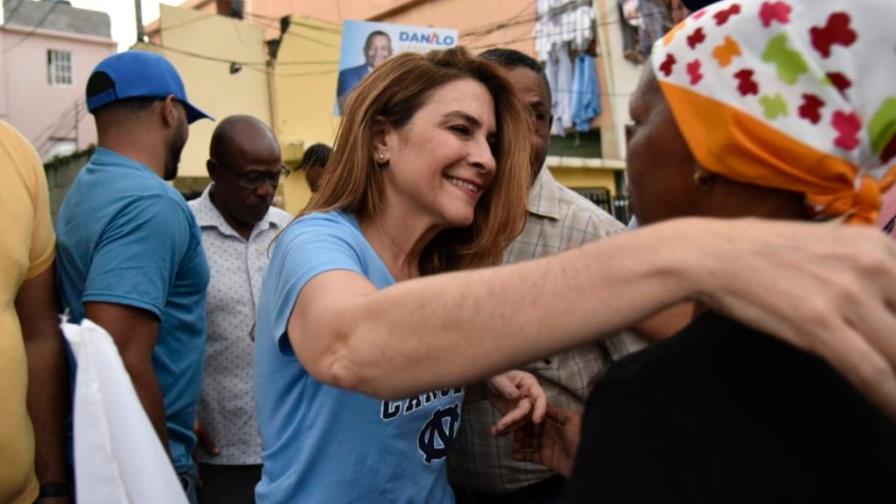 Carolina Mejía reparte besos y abrazos en Circunscripción 3 del Distrito Nacional