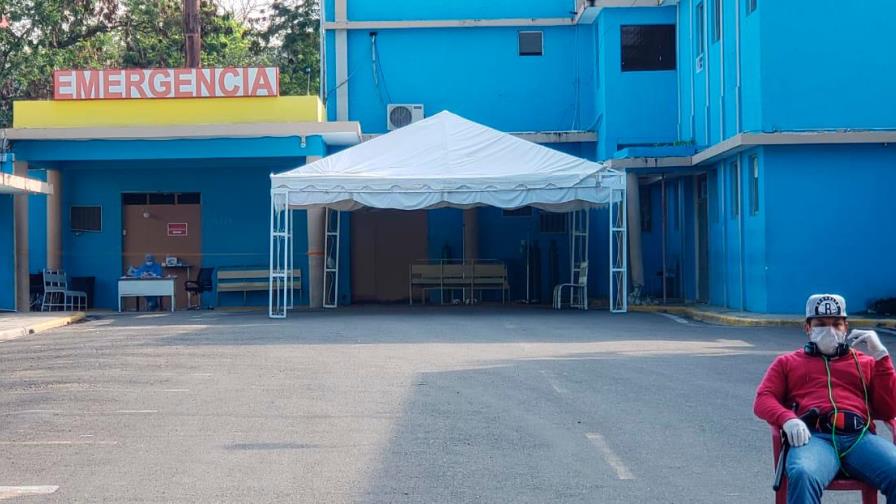 Instalan carpa frente a hospital de San Francisco de Macorís para pacientes con COVID-19