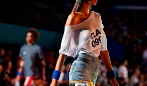 La "carrera de obstáculos" de vivir en Cuba inspira una colección de moda