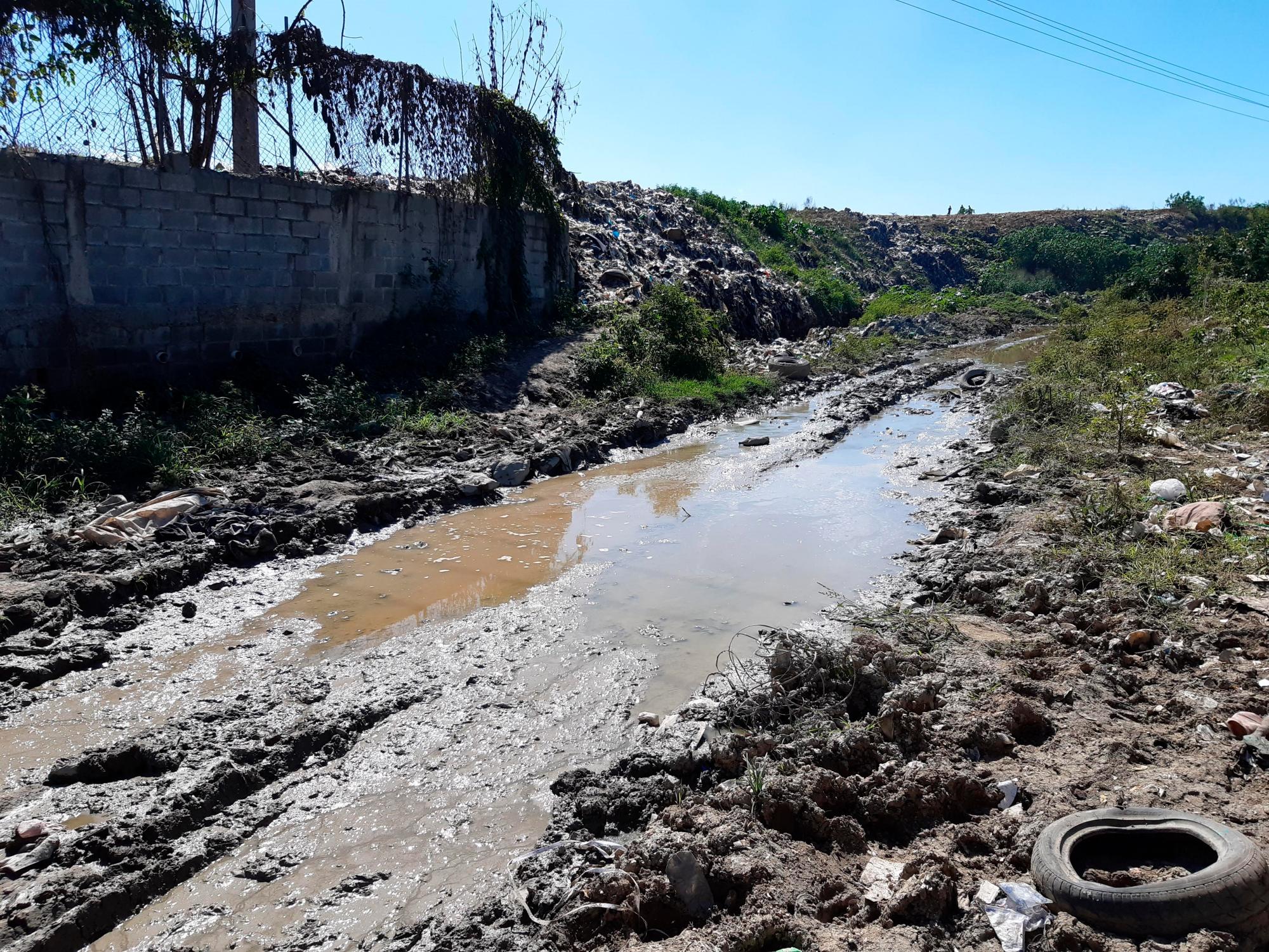 Intransitable está la carretera que bordea el vertedero en la parte norte.