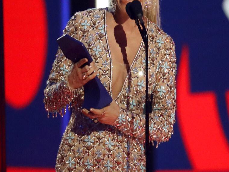 Carrie Underwood vuelve a triunfar en los Premios CMT