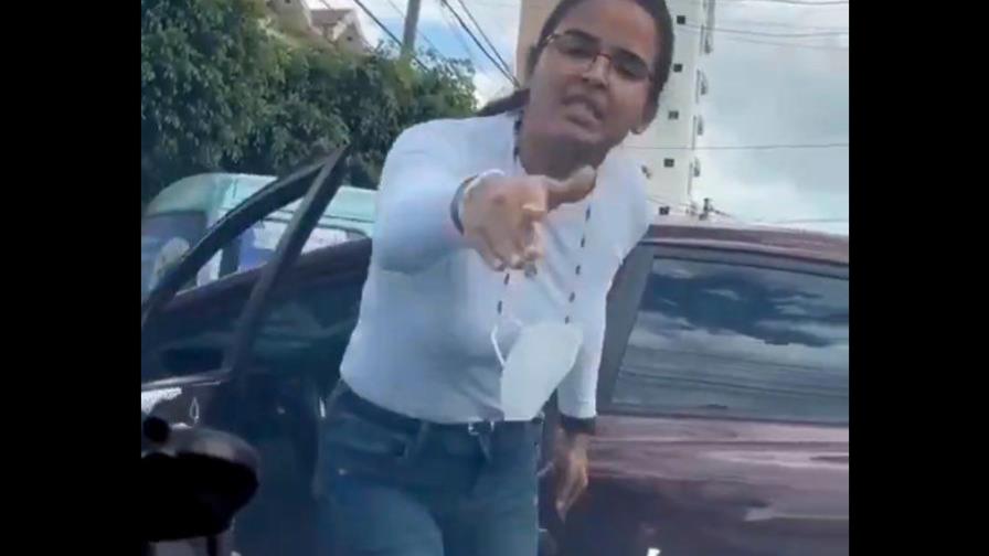 Mujer detiene tránsito en medio de discusión con otros conductores  