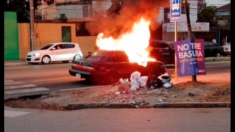 Carro se prende en candela en la República de Colombia Carro se prende en candela en la República de Colombia