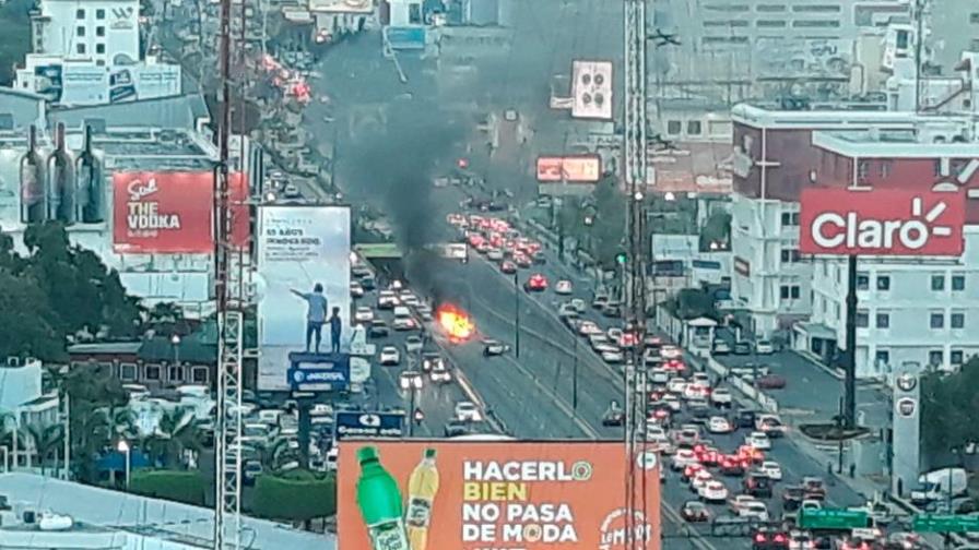 Tapón en salida del túnel de 27 de Febrero por incendio de carro
