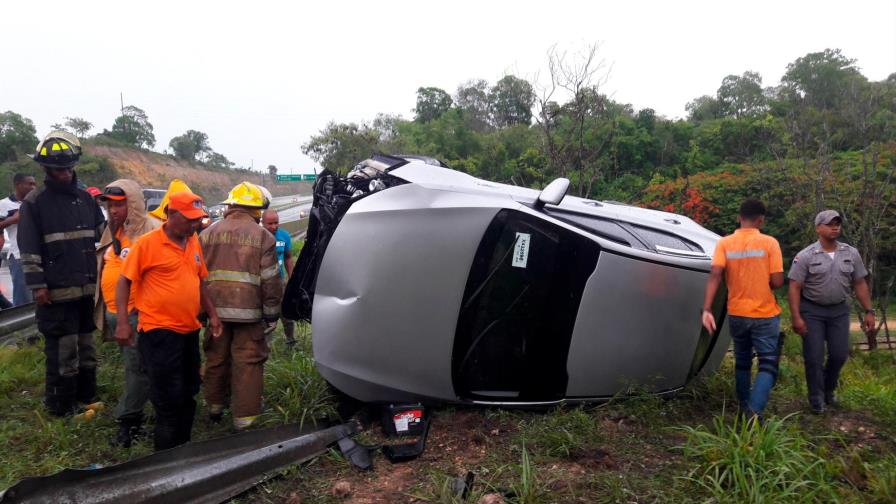 Pareja de novios sobrevive a volcadura de carro en que se desplazaban en la autopista del Coral 