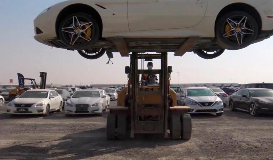 Muestran un enorme estacionamiento con carros de lujo abandonados en Dubái