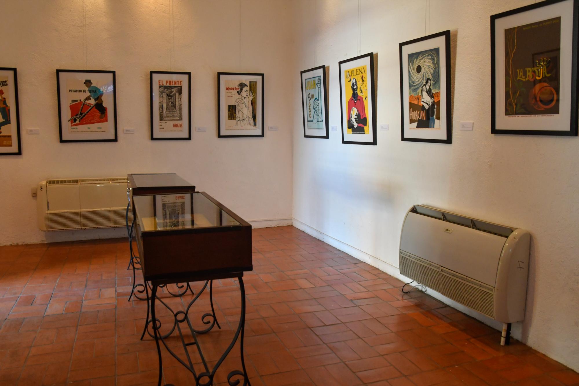 Carteles de películas educativas de los años 50 y 60 en la sala de Puerto Rico