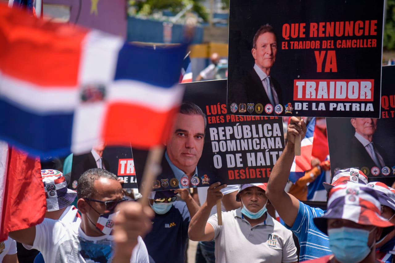 Los manifestantes llevaron pancartas en la que hacían exigencias a Luis Abinader y pedían la renuncia del Canciller, Roberto Álvarez. Foto: Diario Libre/Aneudy Tavárez