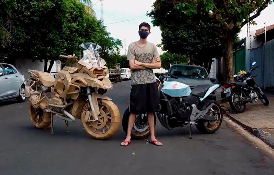 Un joven brasileño crea réplicas de motocicletas de tamaño real con cartón