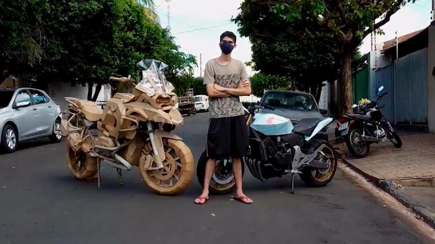 Un joven brasileño crea réplicas de motocicletas de tamaño real con cartón