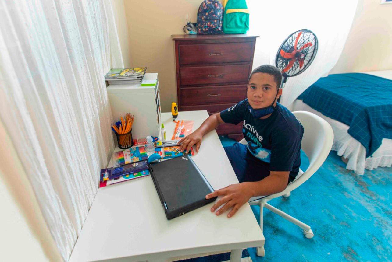El niño Alexander de León en una de la habitación de su nueva vivienda.