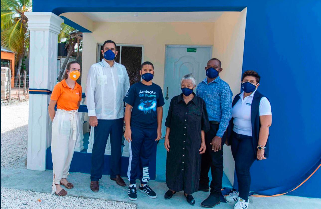 Ejecutivos de Altice y de Jopéame junto a Alexander, su abuela y su padre.