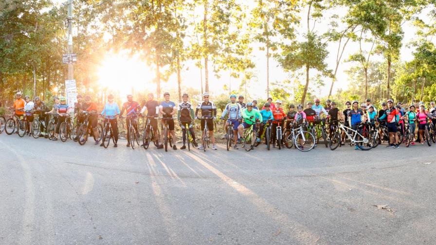 Empleados de Casa Brugal inician recorrido en bicicleta por una causa solidaria
