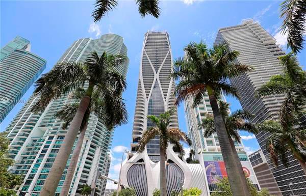 Fotografía donde se muestra el edificio One Thousand Museum, único edificio diseñado en Miami por la famosa arquitecta angloiraquí Zaha Hadid, donde el cantante Nicky Jam compró por 6 millones de dólares un lujoso apartamento.