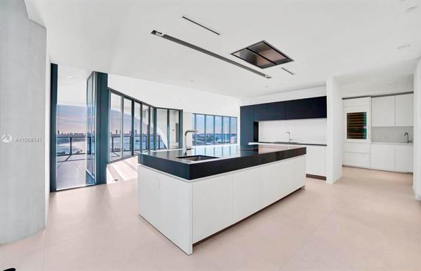 Fotografía cedida por Prestige Realty Group donde se muestra la cocina del lujoso apartamento que el cantante Nicky Jam compró por 6 millones de dólares en el edificio One Thousand Museum. 