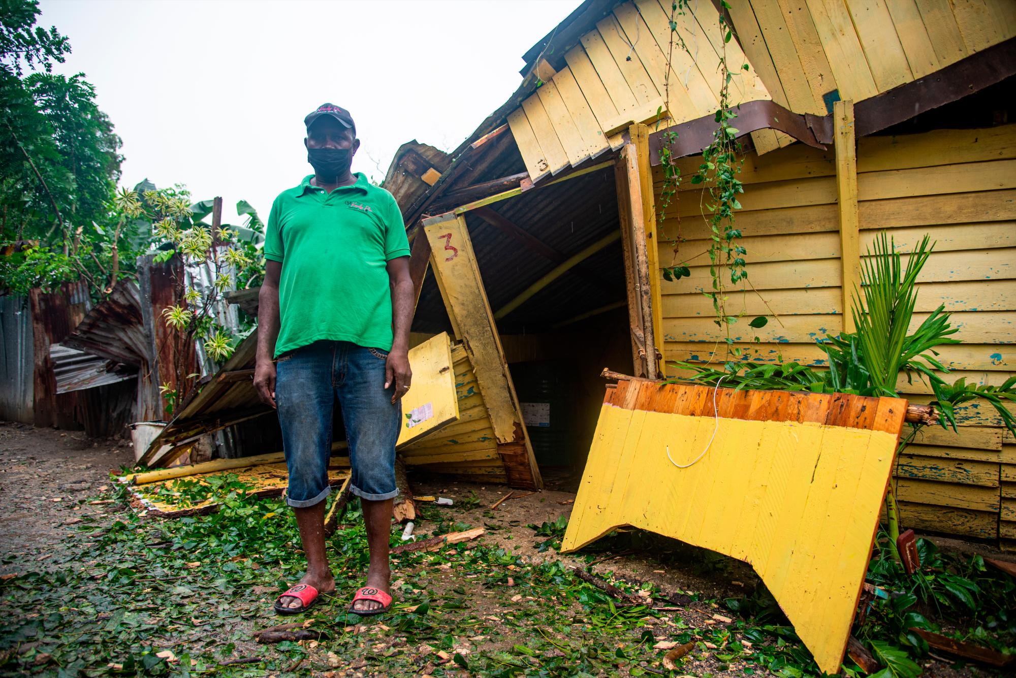 Domingo Jiménez frente a la casa donde vivía.