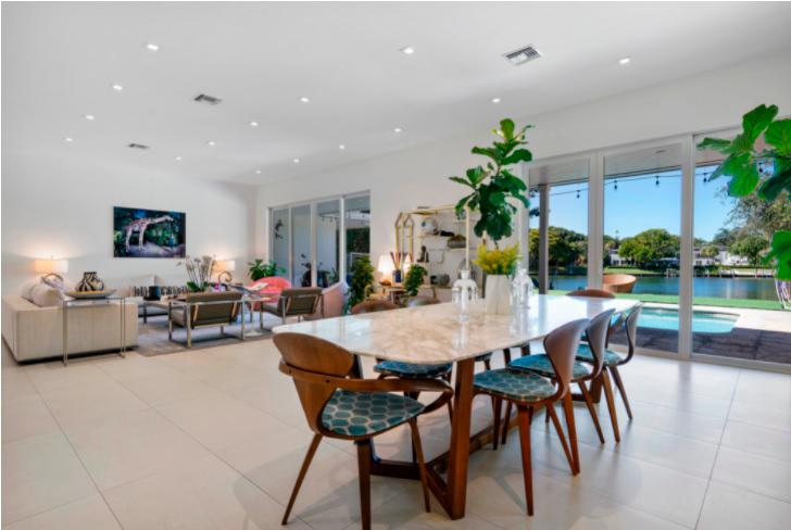 El área del comedor con vista al lago. Foto: Bienes raíces de Miami