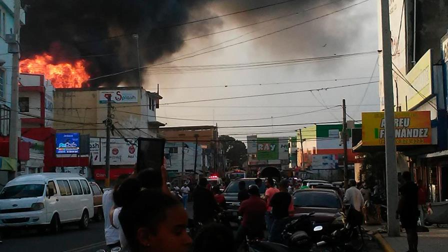 Tres bomberos continúan atrapados en interior de la incendiada Casa Mora de La Vega