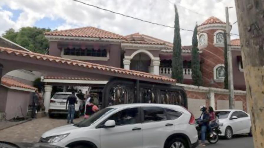 Confiscan     13 vehículos, y terrenos      a narcos